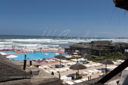 Image du Maroc Professionnelle de  Tahiti Beach Club piscines privées sur la corniche de Aïn Diab à Casablanca. Casablancais et visiteurs se dirigent vers la corniche quand la météo est favorable à la baignade. A une époque pas si lointaine plusieurs piscine’s fleurissent sur  cette corniche  toutes, plus sportives, plus élitistes les unes que les autres. Elles étaient même plus nombreuses qu’aujourd’hui certaines ont disparu comme les sables d’or, la piscine municipale Georges Orthlieb etc… Au fond le phare d'El Hank. Lundi  7 Juillet 2009. (Photo / Abdeljalil Bounhar)
 